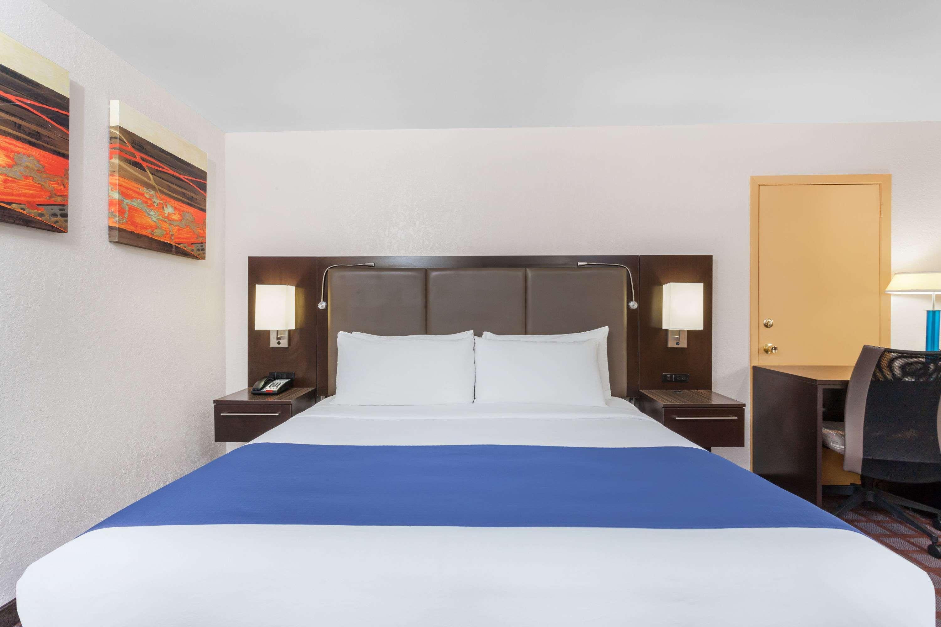 Days Inn By Wyndham Woodbury Long Island Экстерьер фото