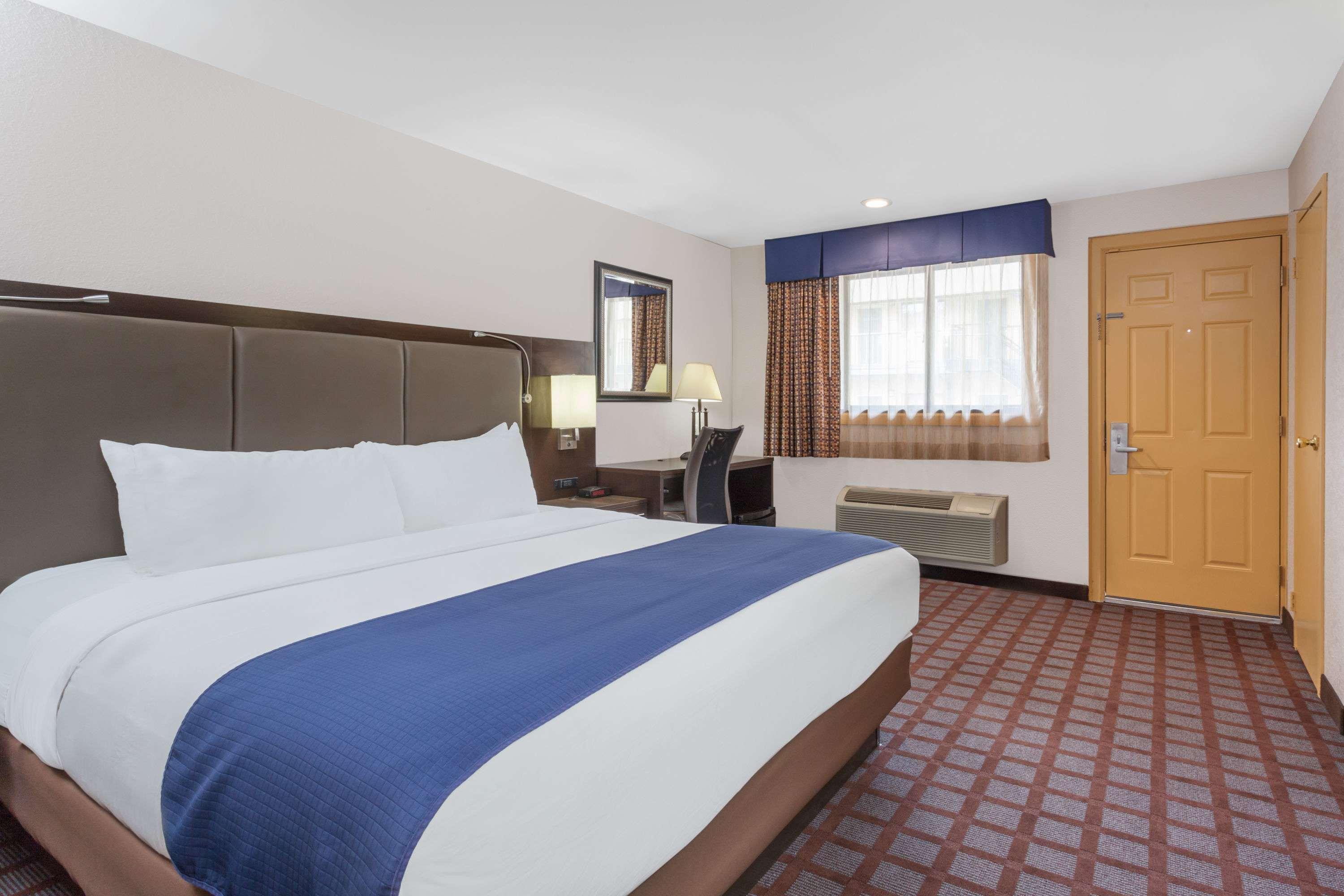 Days Inn By Wyndham Woodbury Long Island Экстерьер фото