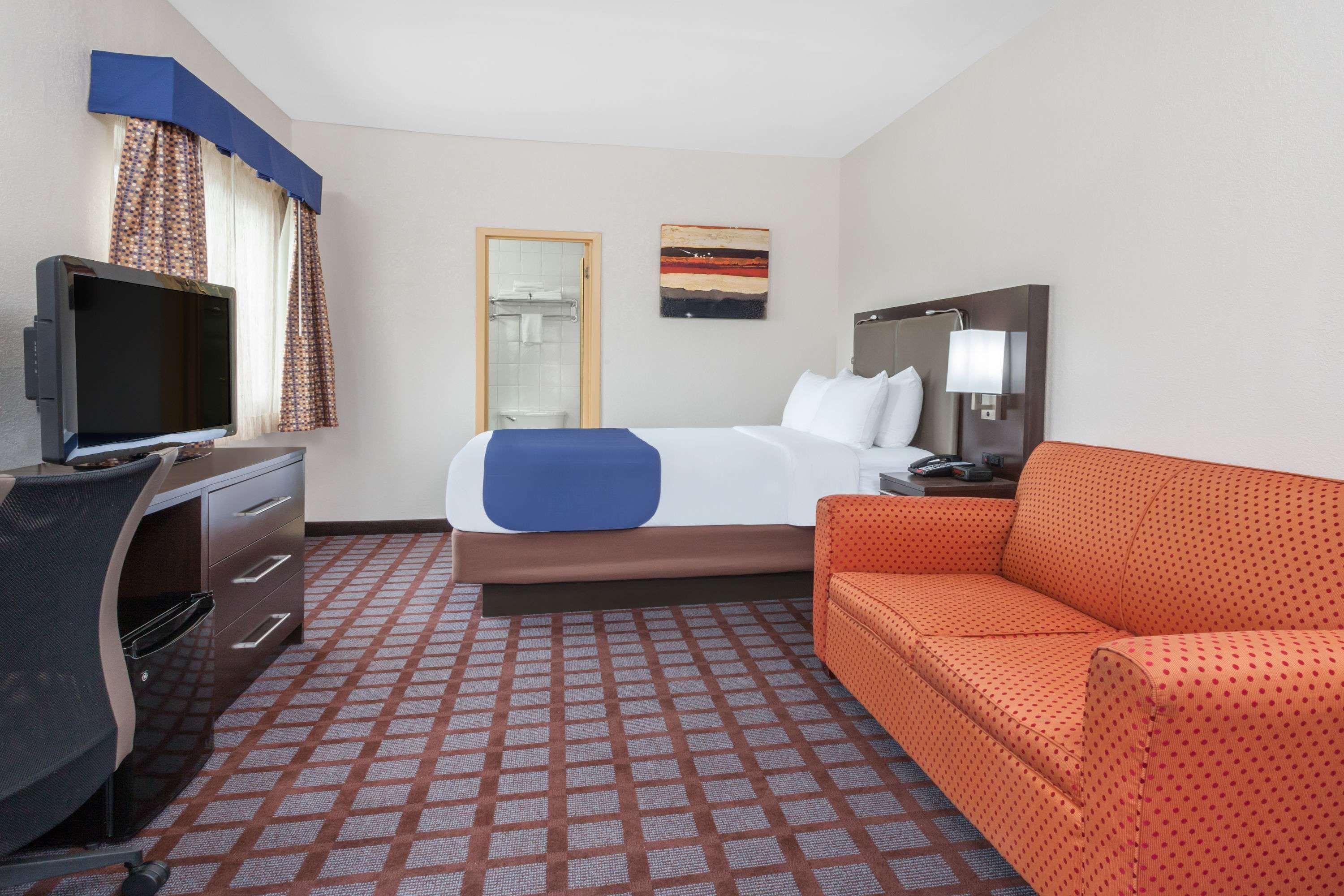 Days Inn By Wyndham Woodbury Long Island Экстерьер фото